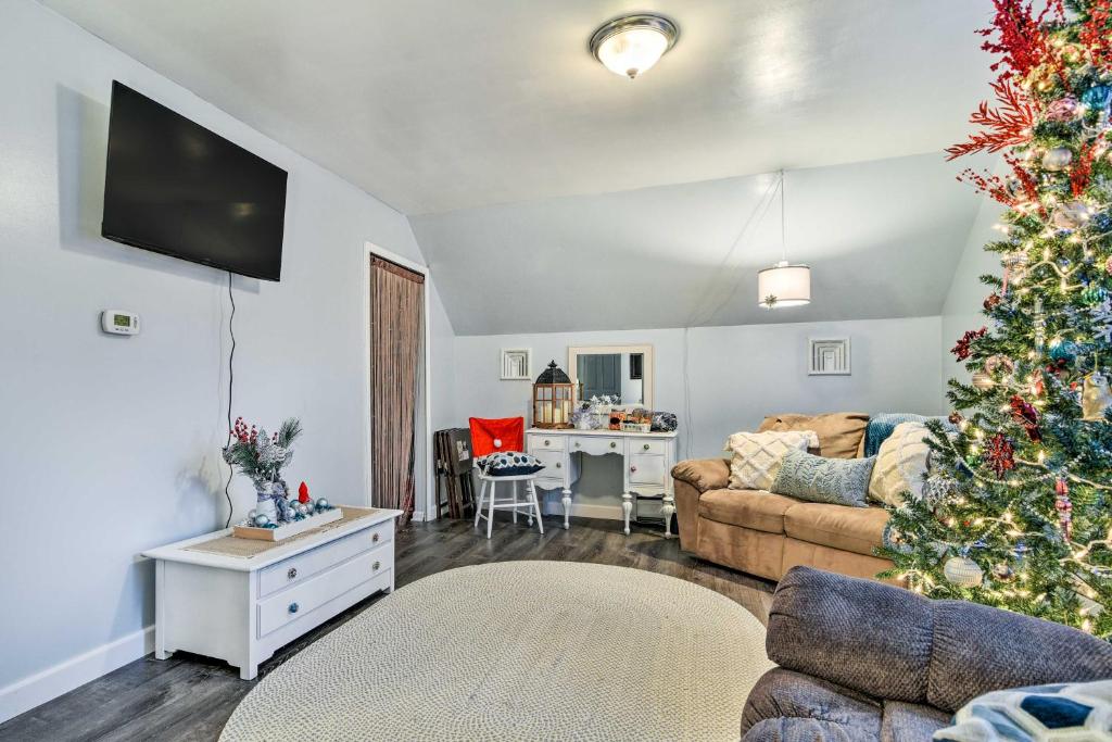 TV a/nebo společenská místnost v ubytování Clio Apt on 3 Acres, 14 Mi to Frankenmuth!