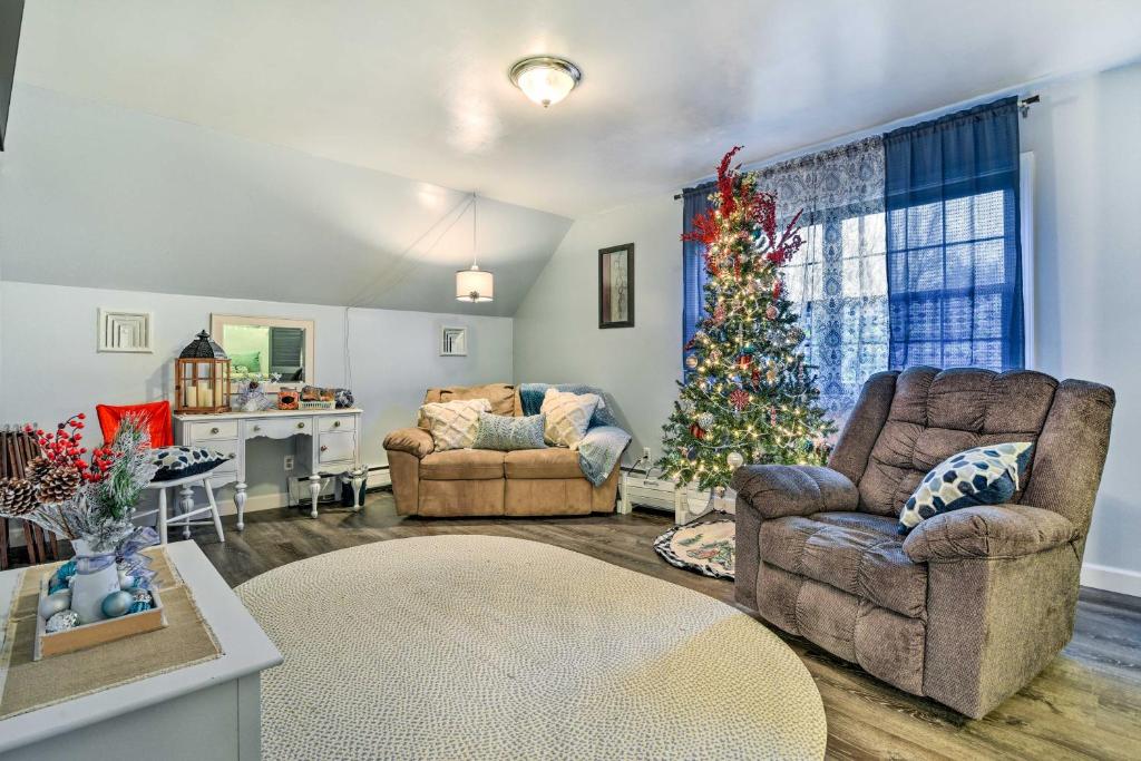 Posezení v ubytování Clio Apt on 3 Acres, 14 Mi to Frankenmuth!