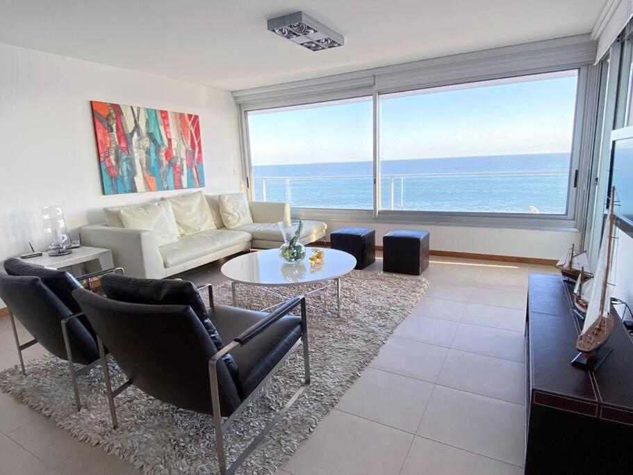 sala de estar con vistas al océano en Departamento de lujo sobre la playa, en Punta del Este