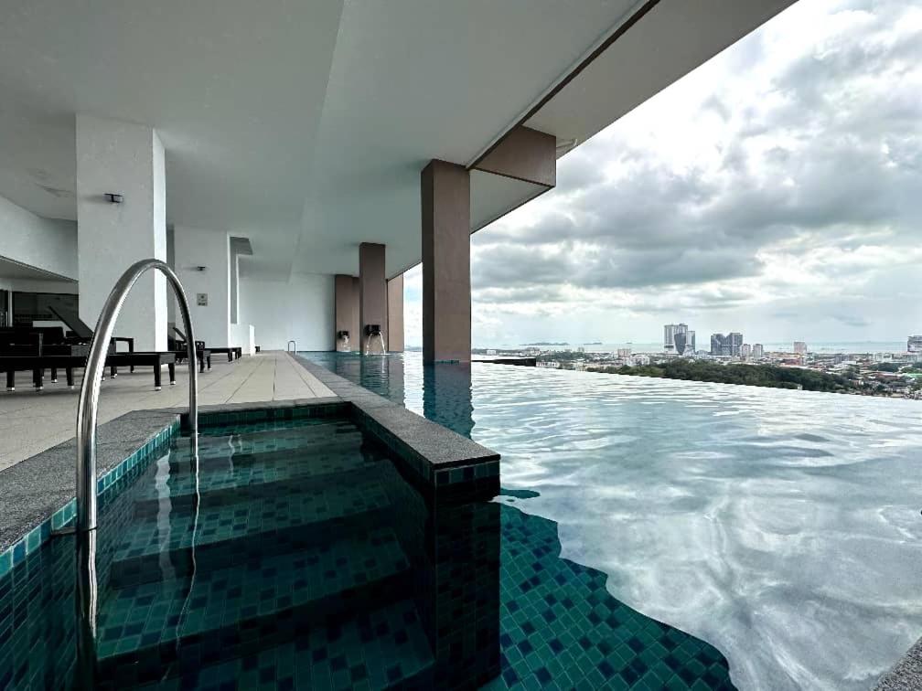 uma piscina no topo de um edifício com água em The Apple Premier Condo in melaka em Malaca