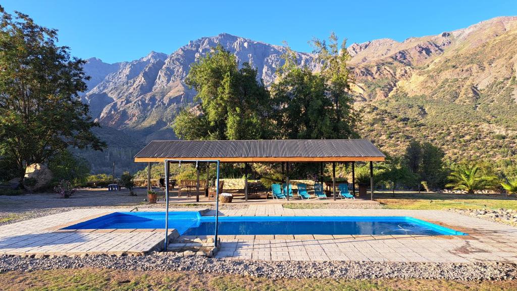 uma casa com uma piscina e um gazebo em Cabañas Emporio de la Meme em San José de Maipo