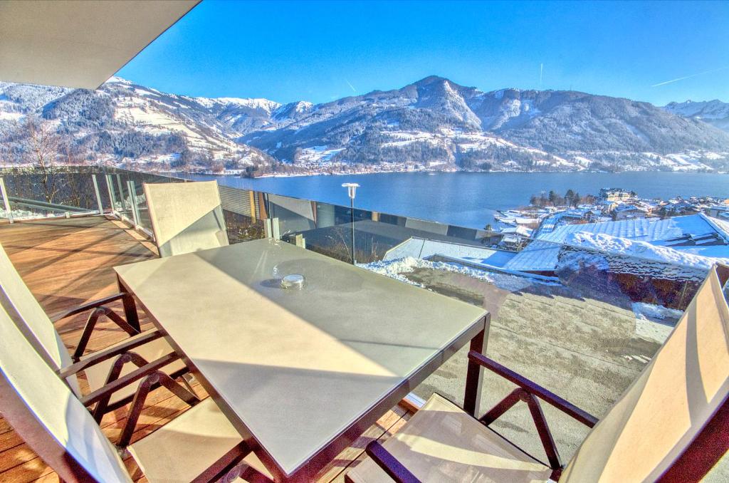 ツェル・アム・ゼーにあるAPT Super Zell -by Alpen Apartmentsの山の景色を望むバルコニー(テーブル付)