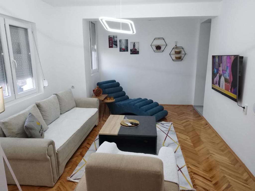 een woonkamer met een bank en een tafel bij Big Apartment Veles in Veles