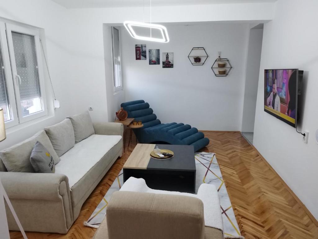 sala de estar con sofá y mesa en Big Apartment Veles, en Veles