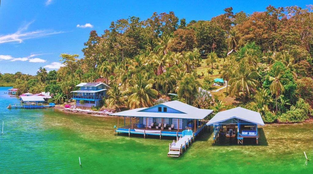 un complejo en una pequeña isla en el agua en MISTY MOONLIGHT VILLAS en Bocas del Toro