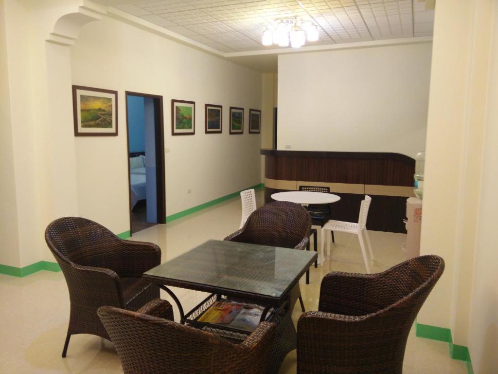 a waiting room with chairs and a table and a table at Dreamily Fish B&B in Magong