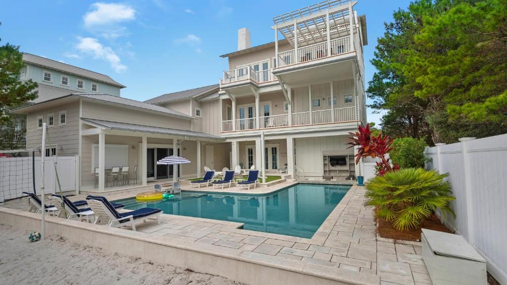 Una casa grande con piscina delante de ella. en Emotional Rescue, en Inlet Beach