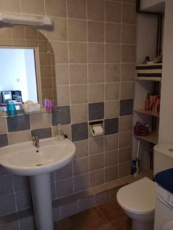 A bathroom at Casa en la Plaza, Hinojares - Ideal for exploring the area