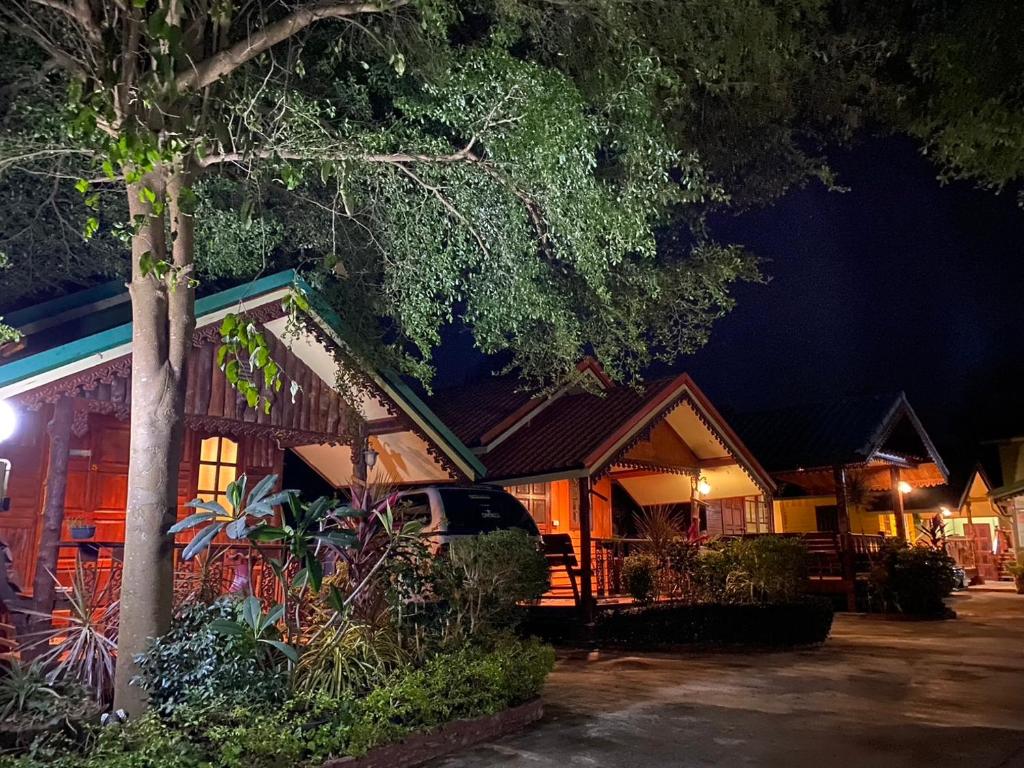 una casa illuminata di notte di Ruanmai Style Resort 1 a Ban Nong Nam Khan