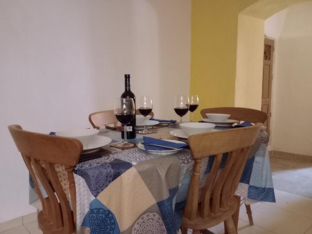 A seating area at Casa en la Plaza, Hinojares - Ideal for exploring the area