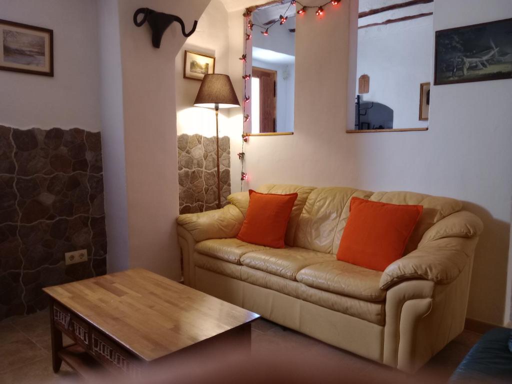 A seating area at Casa en la Plaza, Hinojares - Ideal for exploring the area