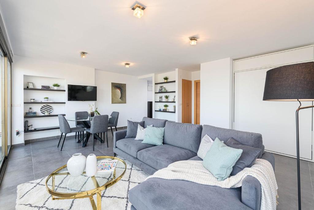 Kuchyňa alebo kuchynka v ubytovaní Mediterraneo Beach Apartment in Malaga by Solaga Holiday Homes