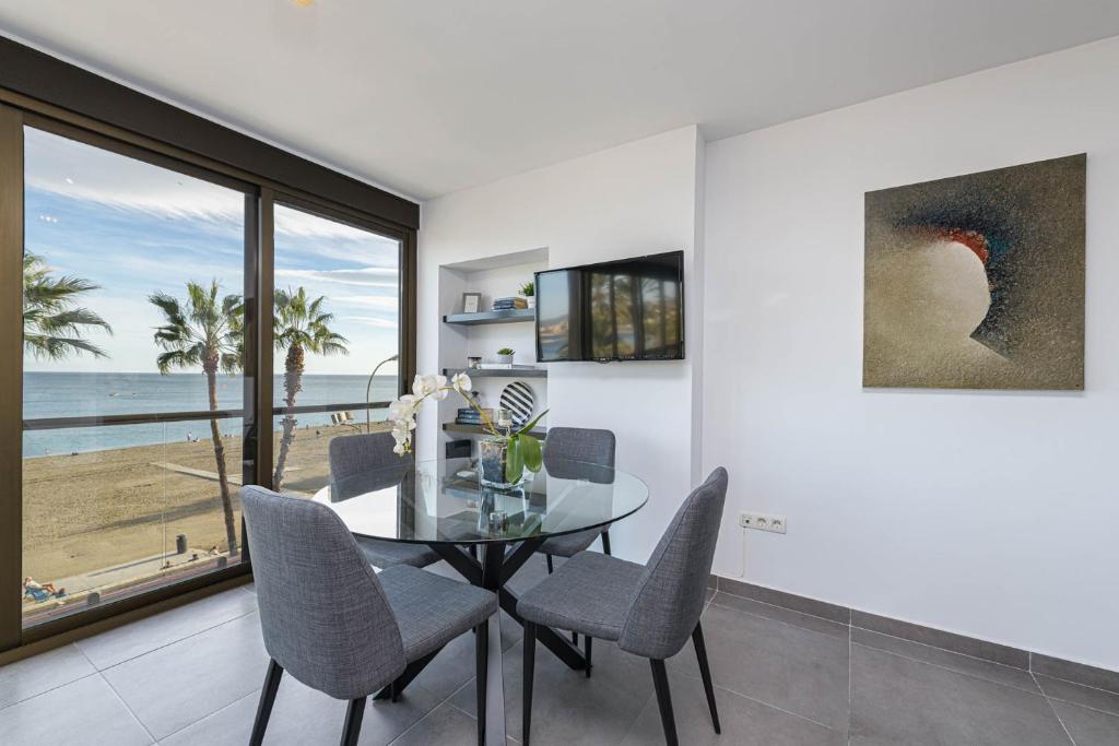 Televízia a/alebo spoločenská miestnosť v ubytovaní Mediterraneo Beach Apartment in Malaga by Solaga Holiday Homes