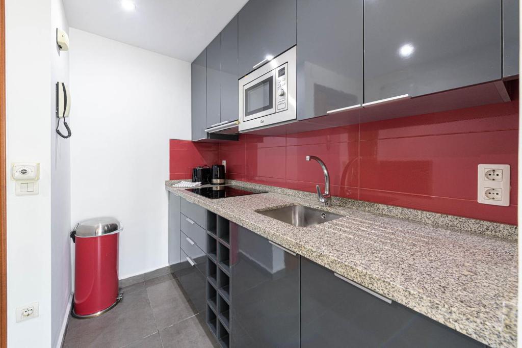 Kuchyňa alebo kuchynka v ubytovaní Mediterraneo Beach Apartment in Malaga by Solaga Holiday Homes