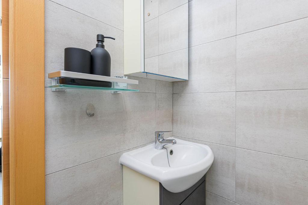 Kúpeľňa v ubytovaní Mediterraneo Beach Apartment in Malaga by Solaga Holiday Homes