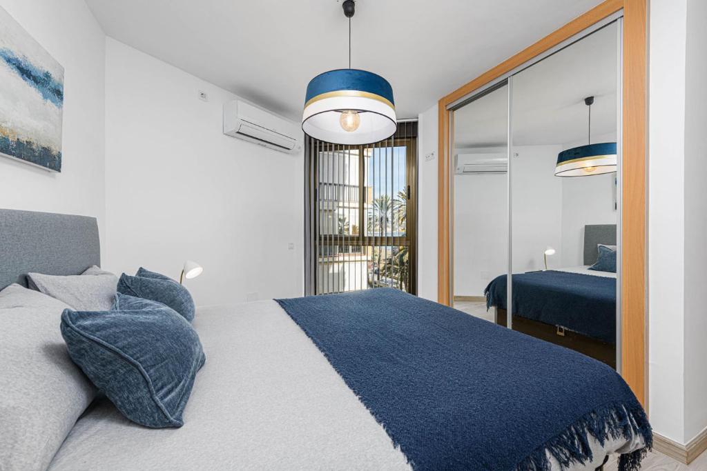 Posteľ alebo postele v izbe v ubytovaní Mediterraneo Beach Apartment in Malaga by Solaga Holiday Homes