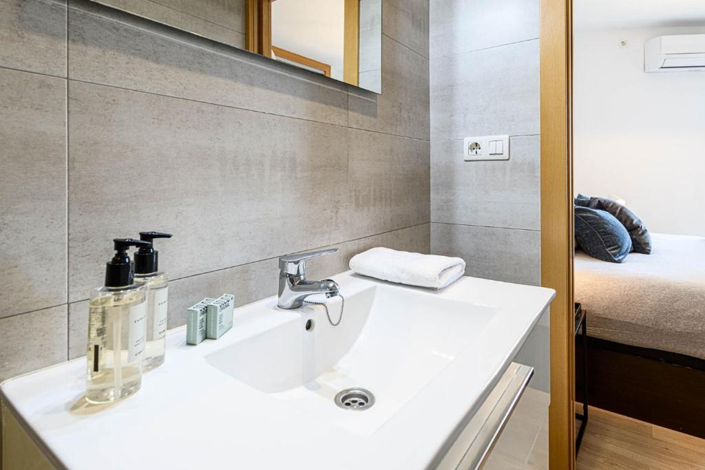 Posteľ alebo postele v izbe v ubytovaní Mediterraneo Beach Apartment in Malaga by Solaga Holiday Homes