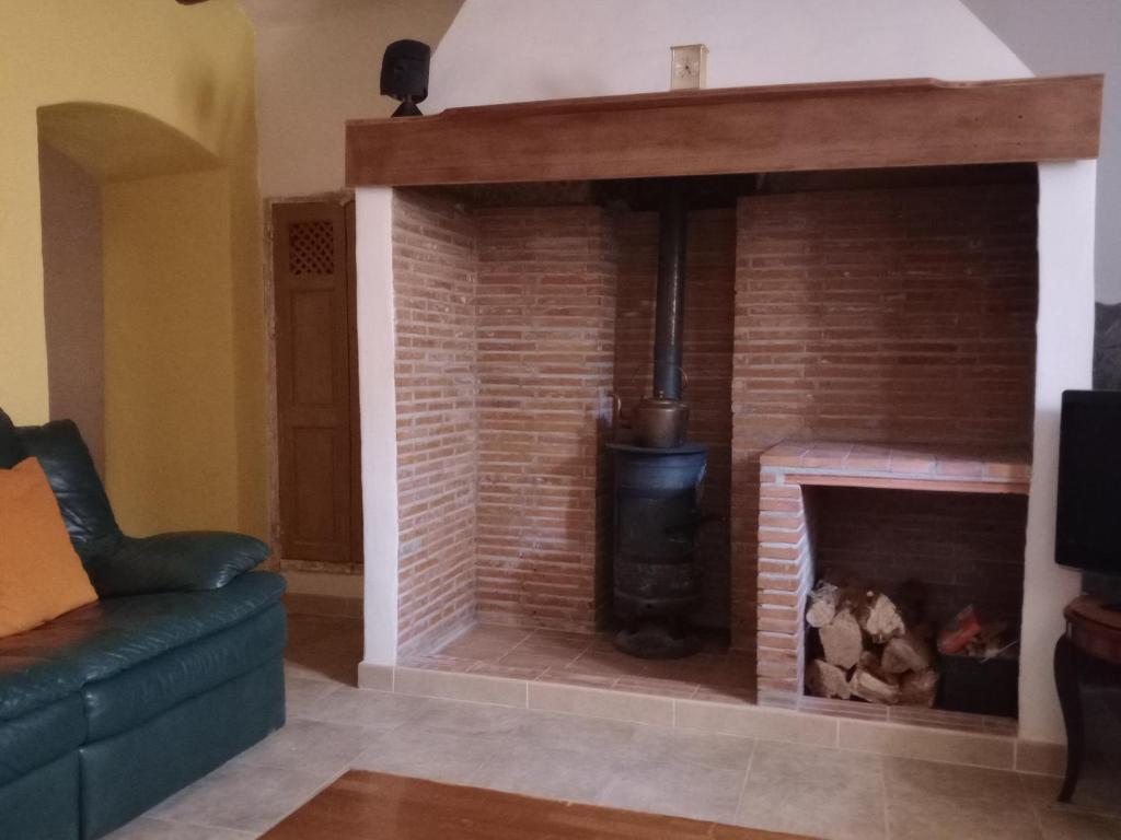 A seating area at Casa en la Plaza, Hinojares - Ideal for exploring the area