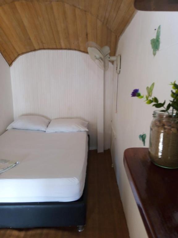 Una cama o camas en una habitación de Hostal Paloma Café