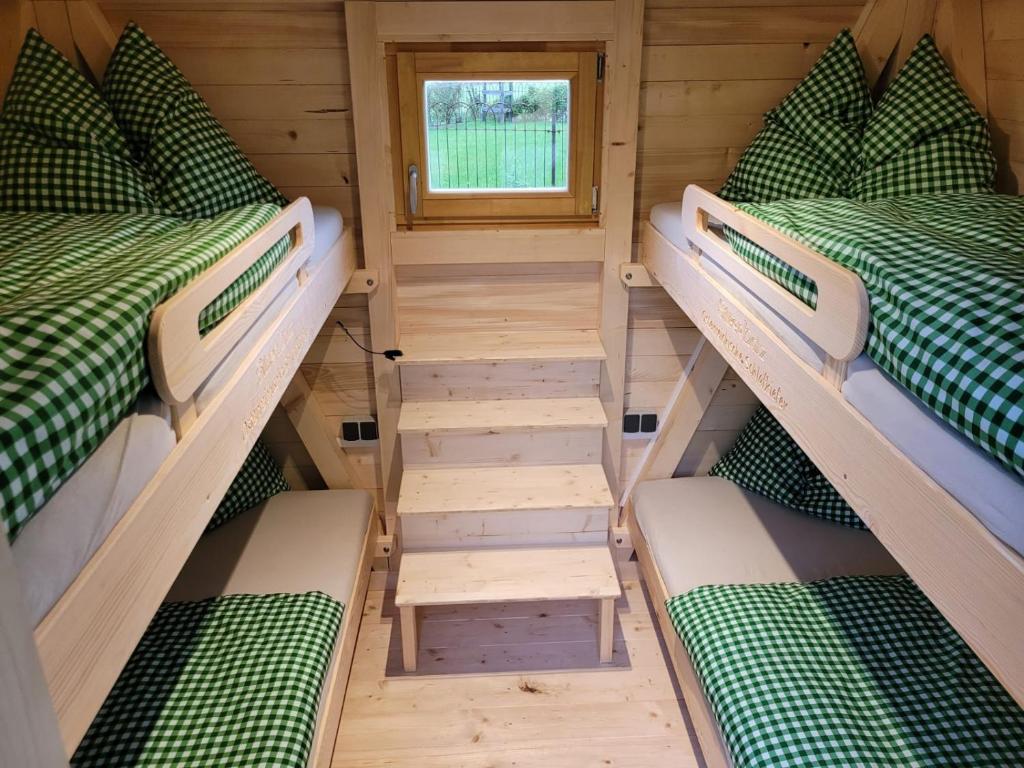 two beds in a tiny house at Schitterhof CHALETS in Spielberg