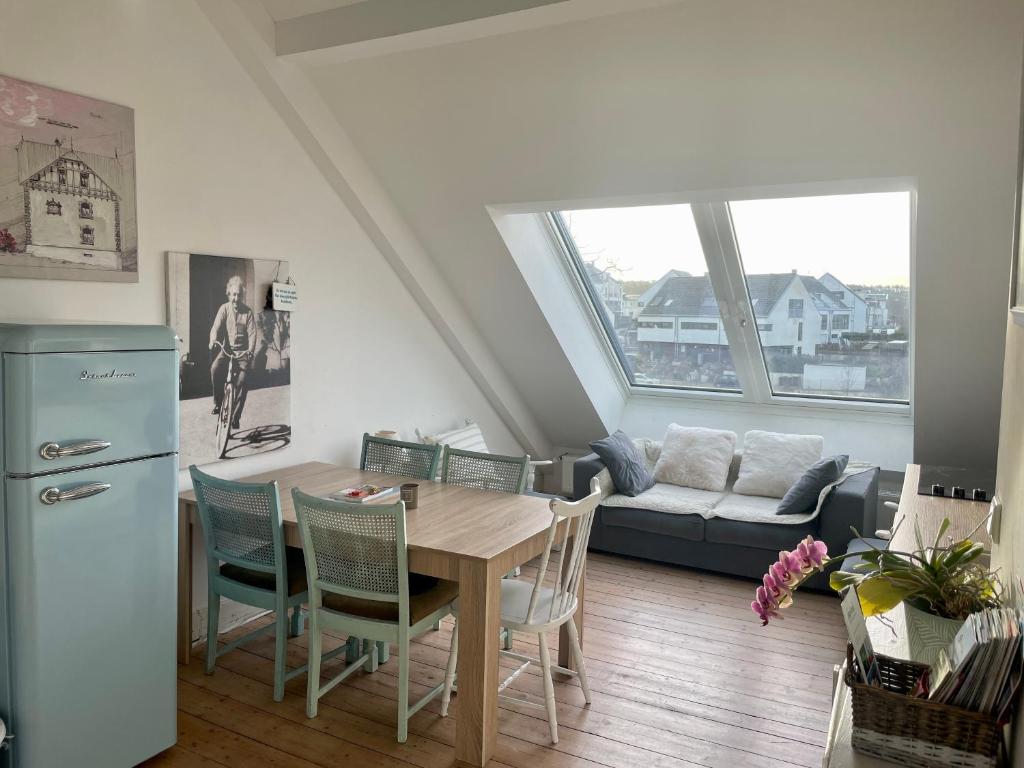 een keuken en een woonkamer met een tafel en stoelen bij Beautiful apartment in a historic villa in Hattingen