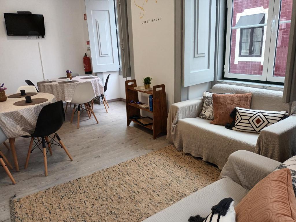 uma sala de estar com um sofá e uma mesa em Walk'in Sodré em Lisboa