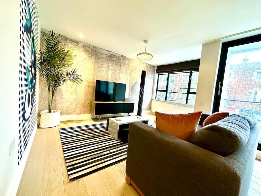 Televiisor ja/või meelelahutuskeskus majutusasutuses Super Modern New 2 Bedroom Apartment - Next to the Beach - Great Location - Fast WiFi - Smart TV - sleeps up to 4! Close to Purbeck, Corfe Castle, Sandbanks, Poole & Bournemouth