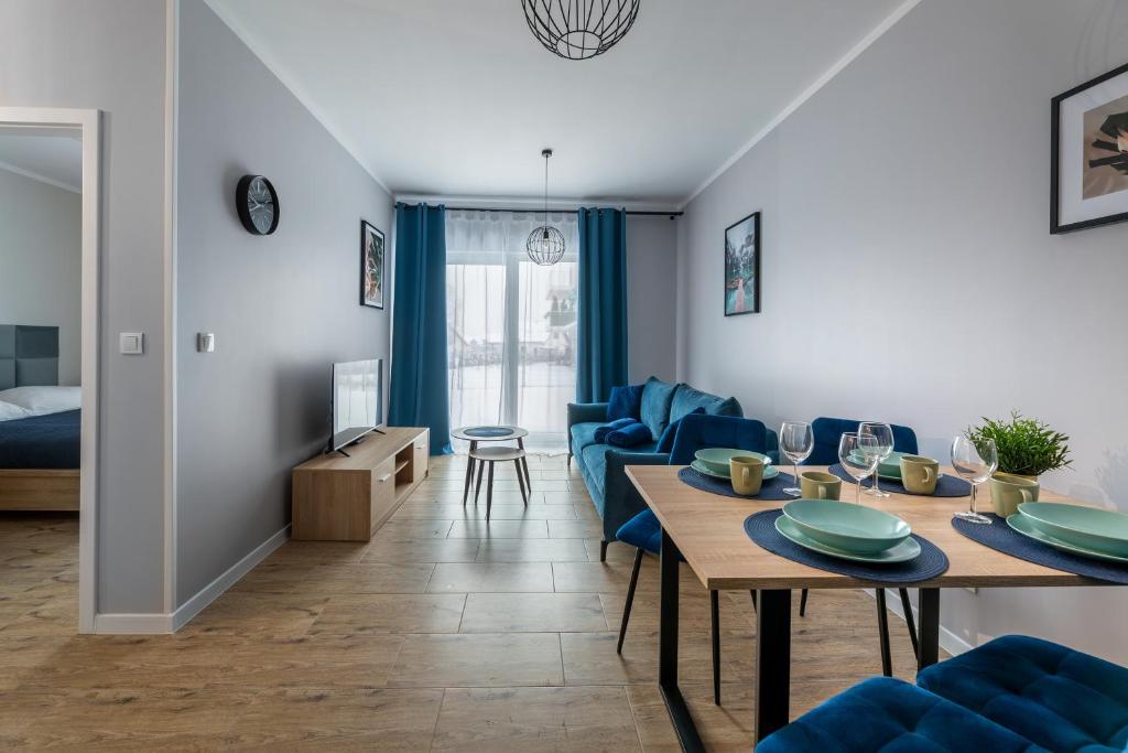 Posedenie v ubytovaní Apartament Słoneczny z tarasem i ogrodem
