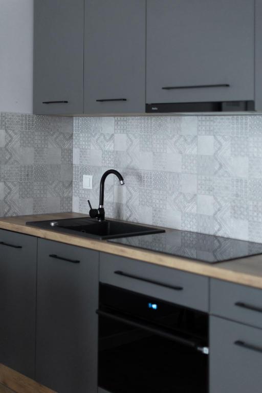 Kuchyňa alebo kuchynka v ubytovaní Apartament Słoneczny z tarasem i ogrodem