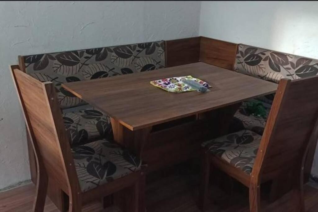 una mesa de madera con 2 sillas y una mesa con un plato en N5-2 HABITACION PRIVADA CENTRICA, en Montevideo