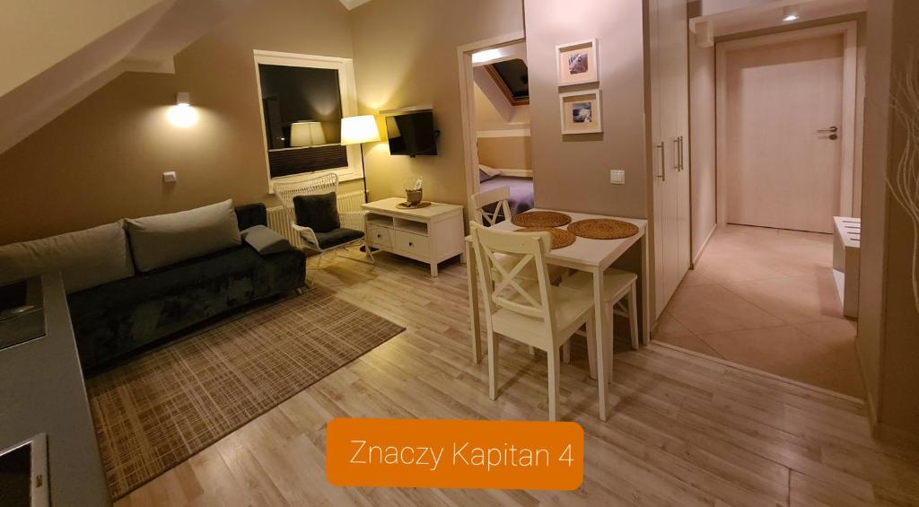 Televízia a/alebo spoločenská miestnosť v ubytovaní Apartamenty Ekslibris