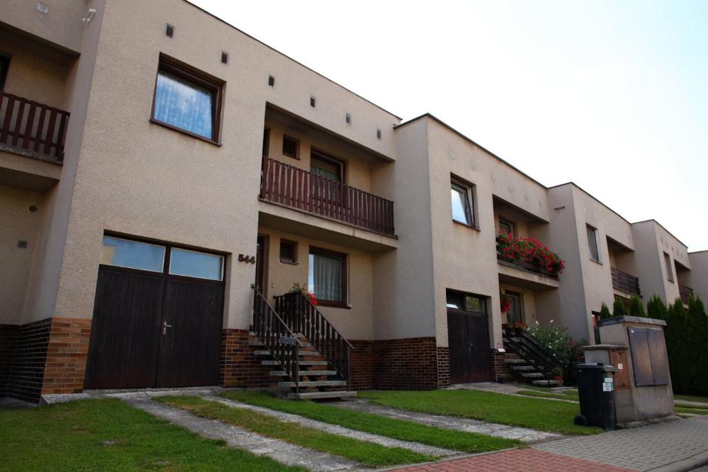 un condominio con scale, porte ed erba di Dům v Českém ráji a Dolní Bousov