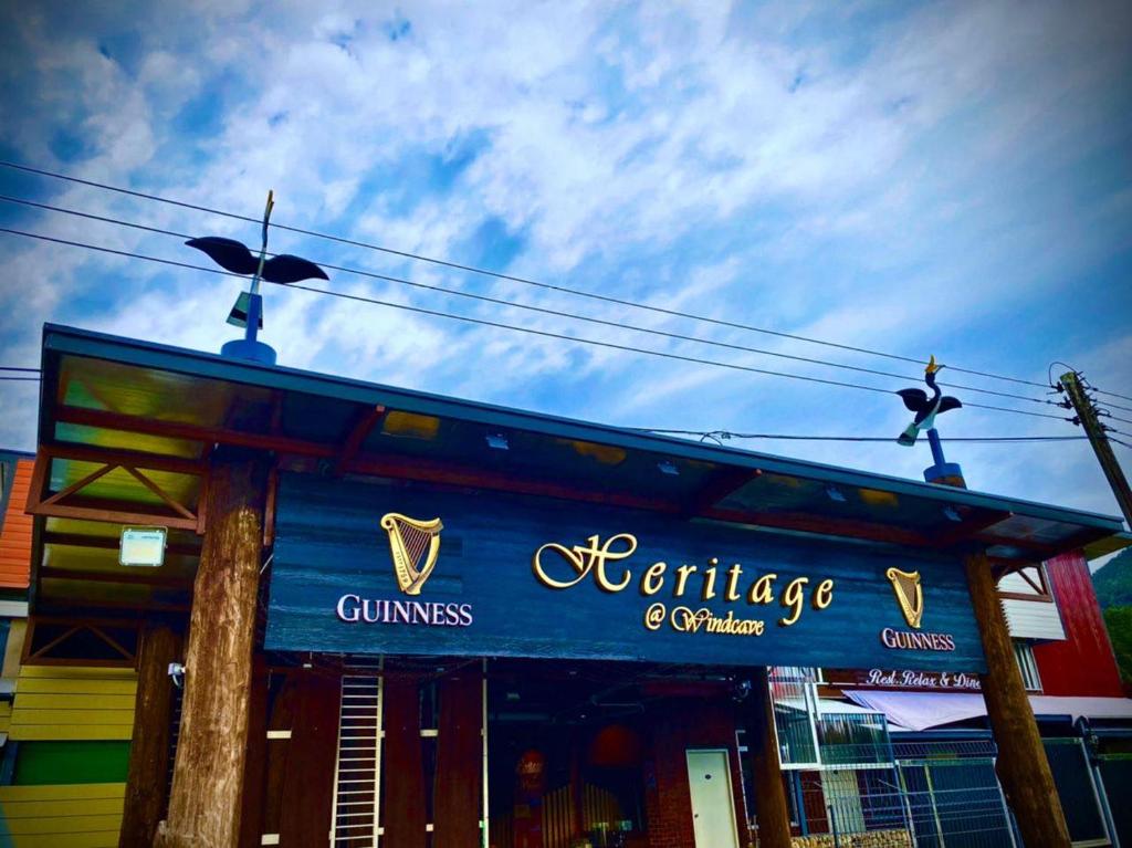 un ristorante con un cartello blu sulla parte anteriore di Heritage House Windcave Bar & Stay a Bau