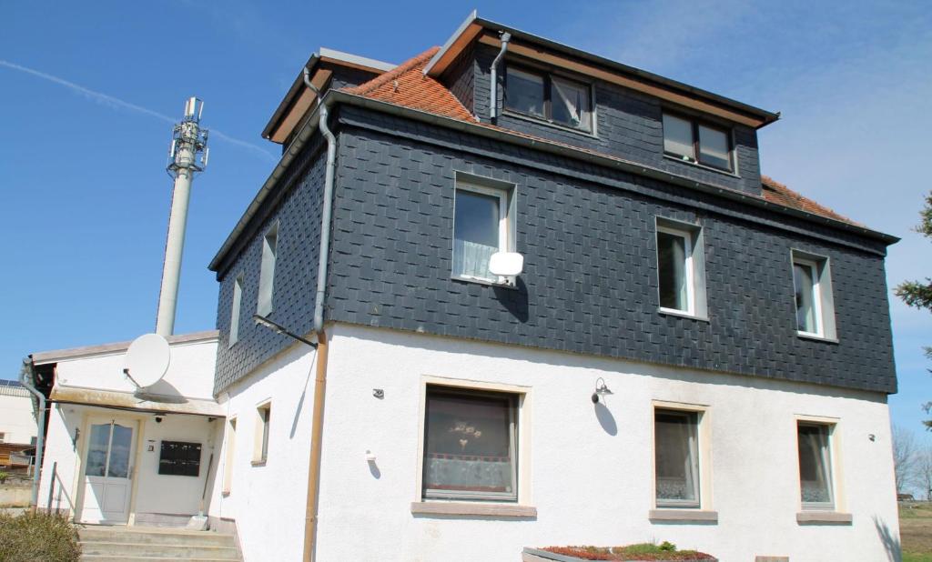 una casa con techo negro en Ferienwohnungen Berner, en Droyßig
