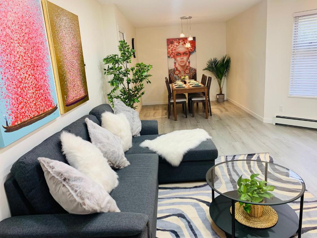 uma sala de estar com um sofá e uma mesa em 3 Bedroom Art Home - 8 Minutes to Downtown Vancouver em Vancouver