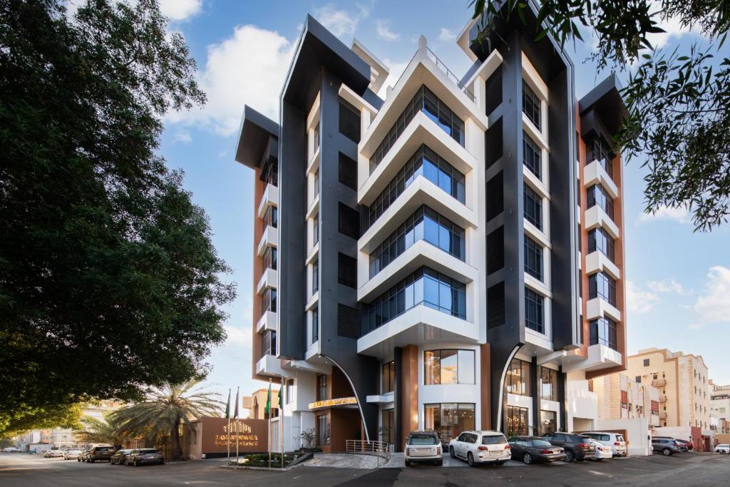 un bâtiment présentant une conception géométrique sur son côté dans l'établissement Gladiolus Hotel, à Djeddah