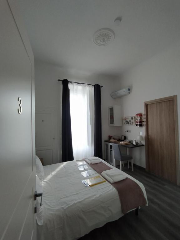 um quarto com uma cama grande e uma janela em Domus Nikolai em Bari