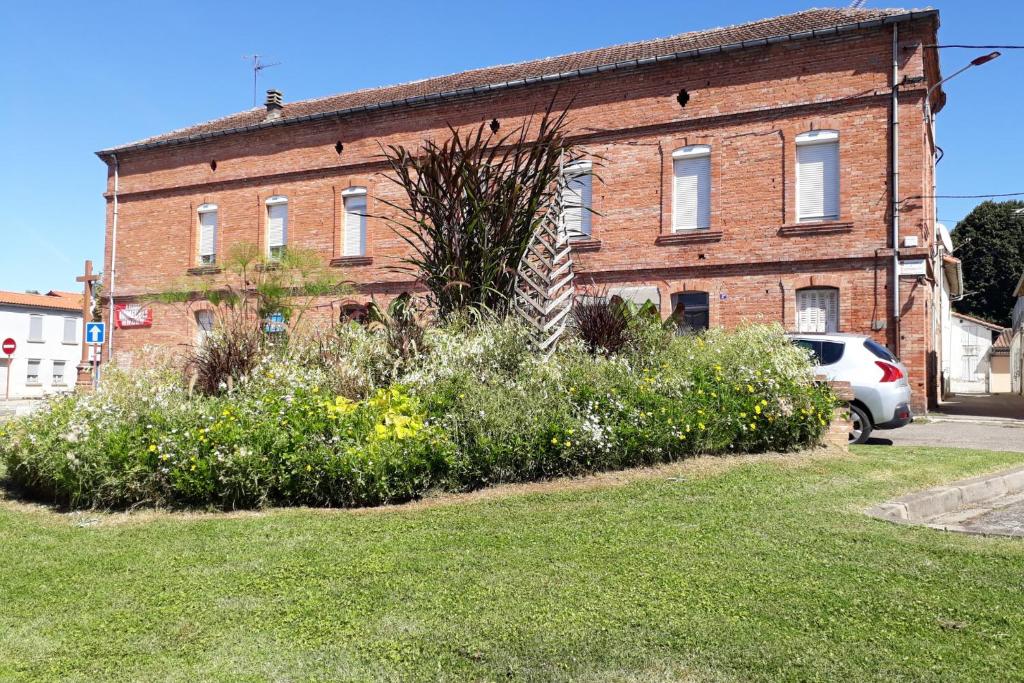Vonkajšia záhrada v ubytovaní ATYPIQUE - 2 chambres avec salles de bains, cuisine équipée, parking gratuit