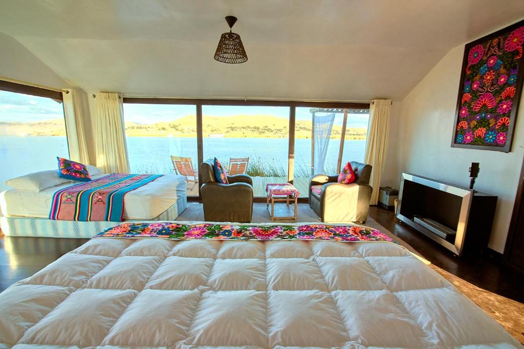 Postel nebo postele na pokoji v ubytování Uros Titicaca Lodge