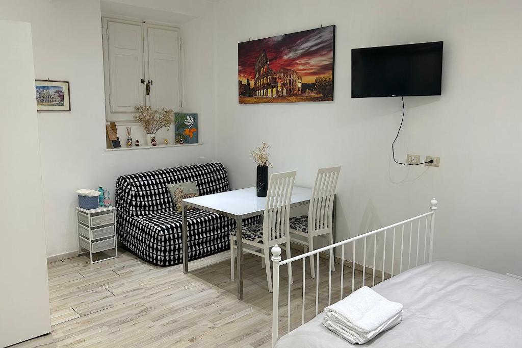 A television and/or entertainment centre at URBE - Delizioso appartamento Quartiere Coppedè