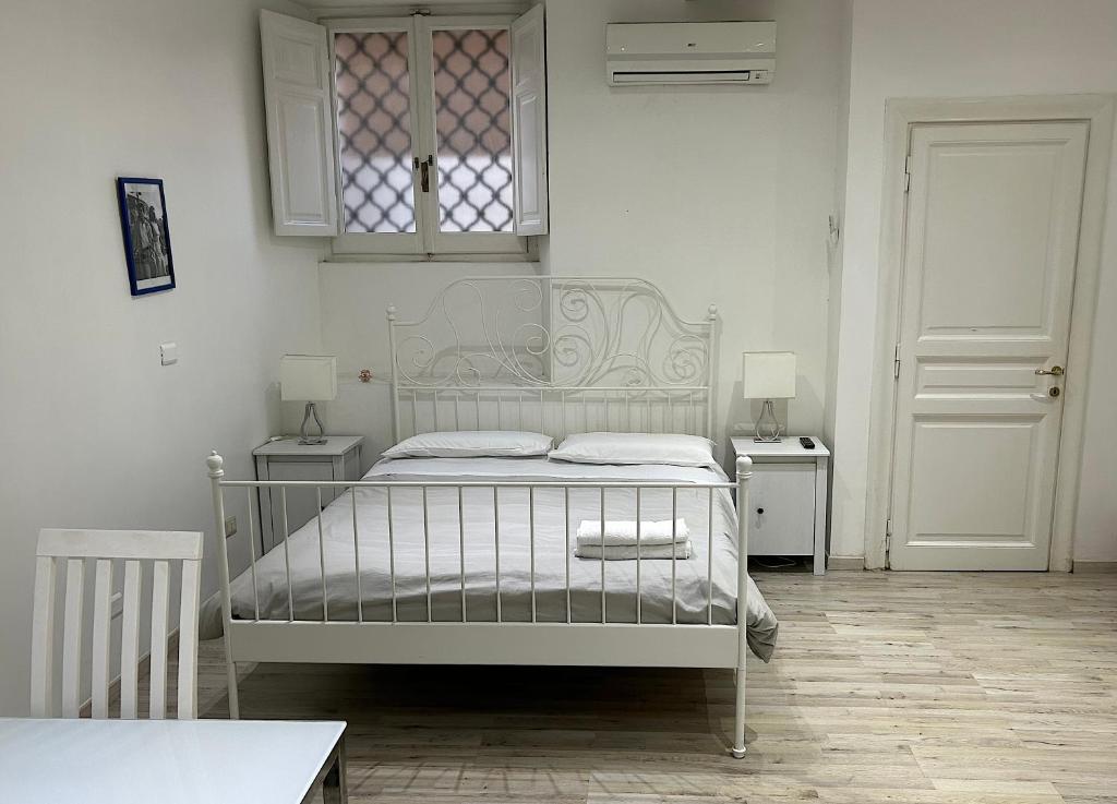 A bed or beds in a room at URBE - Delizioso appartamento Quartiere Coppedè