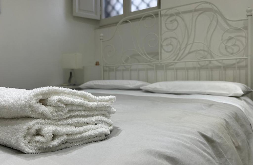 A bed or beds in a room at URBE - Delizioso appartamento Quartiere Coppedè