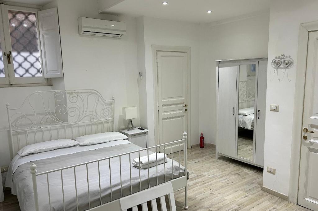 A bed or beds in a room at URBE - Delizioso appartamento Quartiere Coppedè