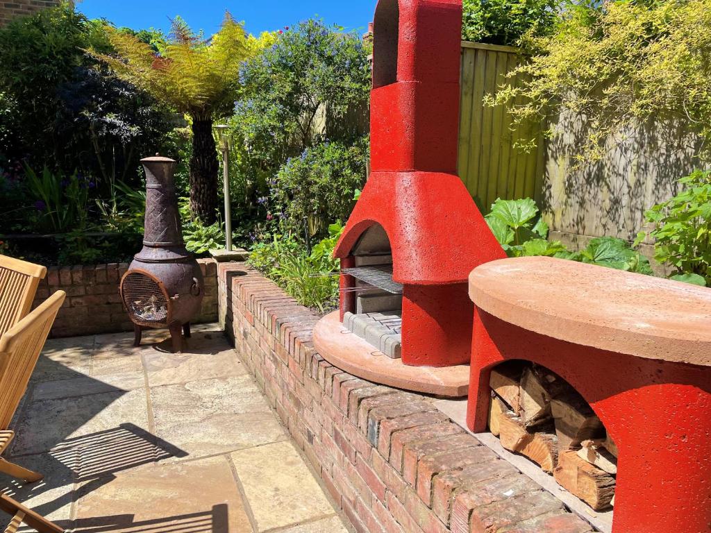 a red brick wall with an outdoor oven in a garden at Sunny Dale in Niton