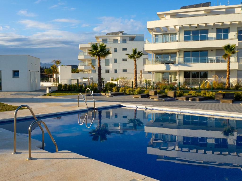 Бассейн в Wonderful, excellent new 4-bed apartment near Málaga with indoor and outdoor swimmimg pools, gym and sauna facilities или поблизости