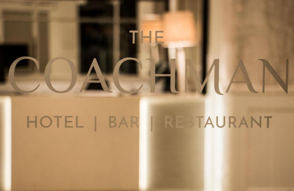 een bord voor de lobby van een hotelbar-restaurant bij The Coachman Hotel in Kilsyth