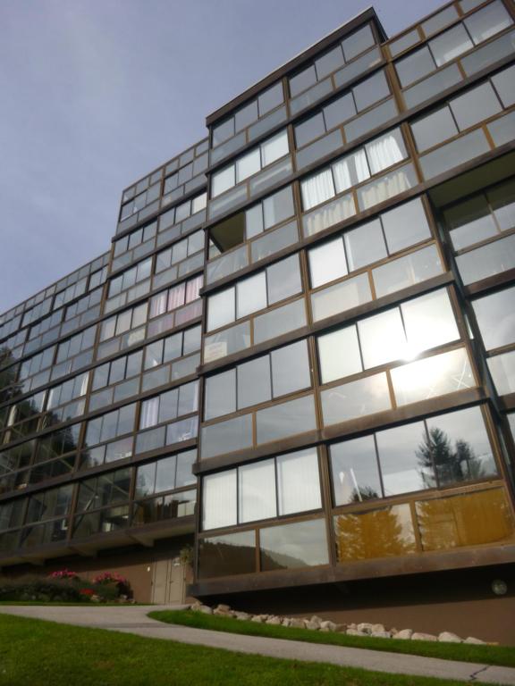 un bâtiment de bureau avec de nombreuses fenêtres dans l'établissement Studio dans la station de ski La Bresse-Hohneck, à La Bresse