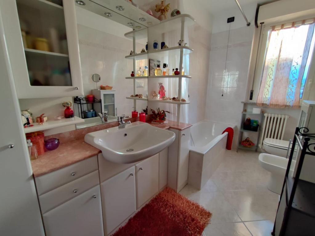 Singola in famiglia (MyAostaProject - Rentals) في أَويستا: حمام أبيض مع حوض ومرحاض