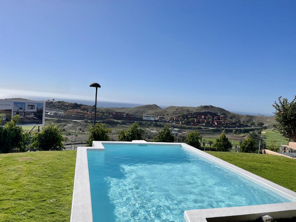 Bazén v ubytovaní HomeForGuest Villa 5 in Salobre Golf with private pool, garden and great views alebo v jeho blízkosti