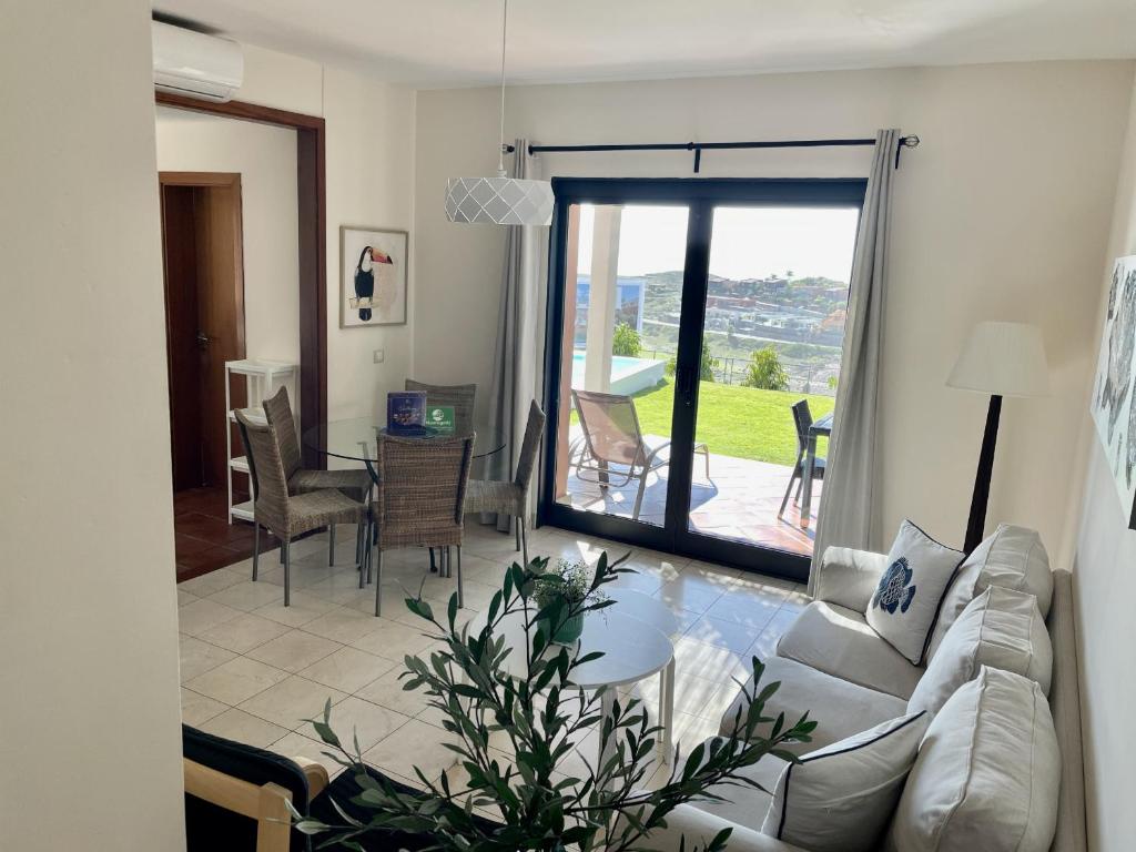 Posedenie v ubytovaní HomeForGuest Villa 5 in Salobre Golf with private pool, garden and great views